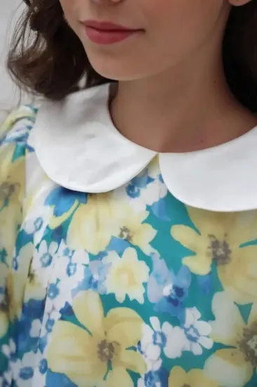 صورة فستان مورد باللوان متعددة